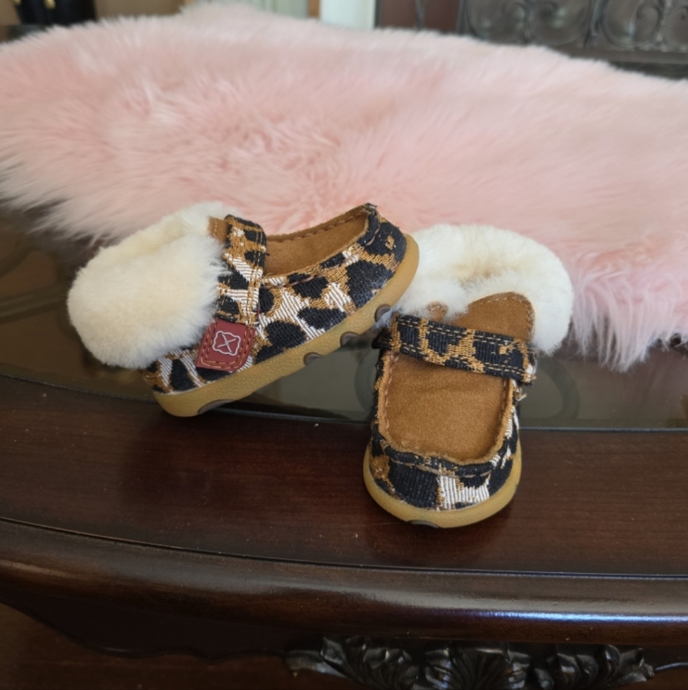 Twisted X Infant Girls' Stylish Leopard Print Kids Shoes with Faux Fur Lining